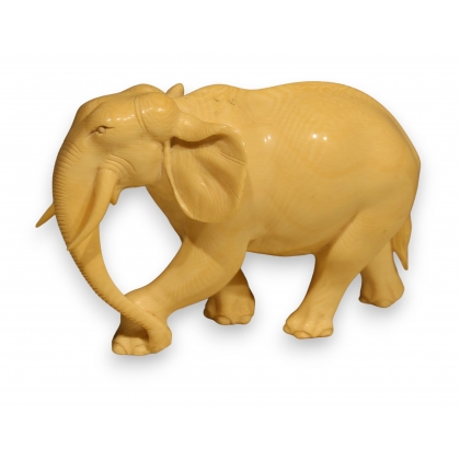 Eléphant sculpté en ivoire