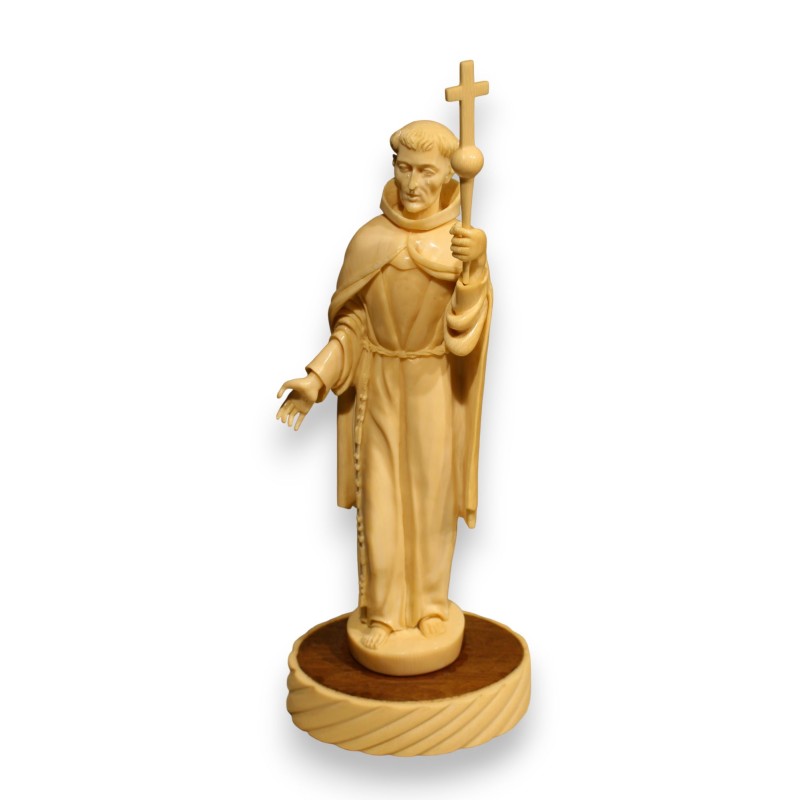Saint en ivoire sculpté