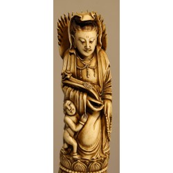 Femme et enfant en ivoire sculpté