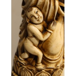 Femme et enfant en ivoire sculpté