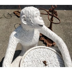 Singe en céramique blanche