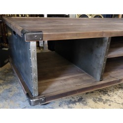 Table basse industrielle sur roulettes