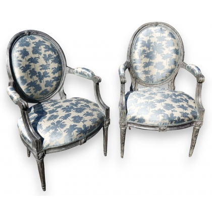 Paire de fauteuils Louis XVI médaillon