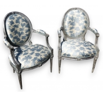 Paire de fauteuils Louis XVI médaillon