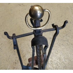 Lot d'outils de cheminée en fer forgé