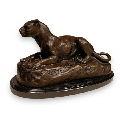 Bronze "Lionne couchée", socle en marbre