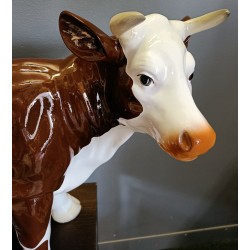 Petite Vache brune et blanche en résine