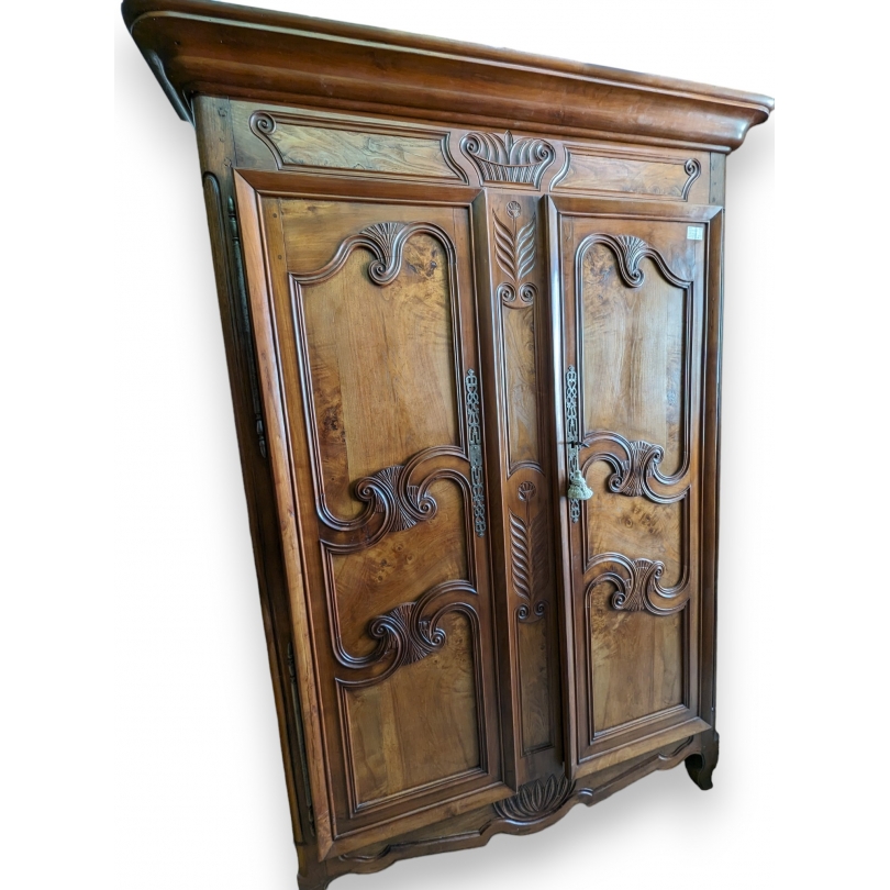 Armoire Bressane décor sculpté