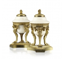 Paire de cassolettes en marbre blanc et bronze