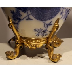 Lampe en faïence japonaise bleu-blanc