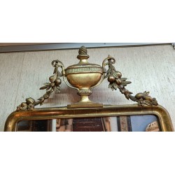 Espejo Luis XVI con decoración de cassolette. En Moinat SA - Antigüedades y decoración