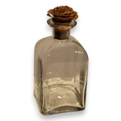 Carafe en verre, bouchon rose en tôle