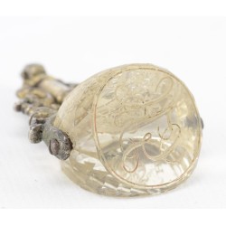 Three-sided rock crystal and metal seal