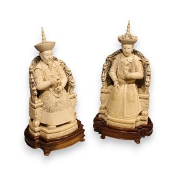 Paire de dignitaires en ivoire sculpté