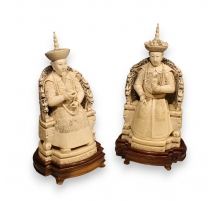 Paire de dignitaires en ivoire sculpté