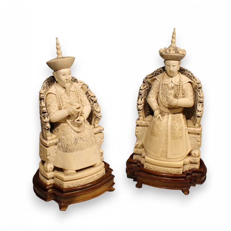 Paire de dignitaires en ivoire sculpté