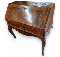 Bureau dos d'âne Louis XV en loupe de noyer