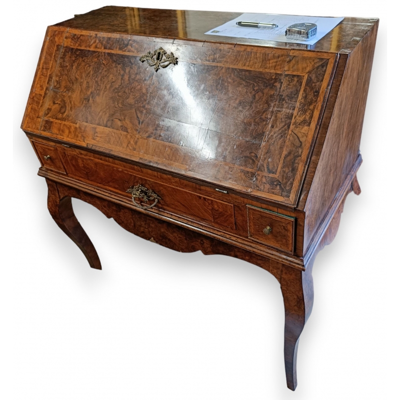 Bureau dos d'âne Louis XV en loupe de noyer