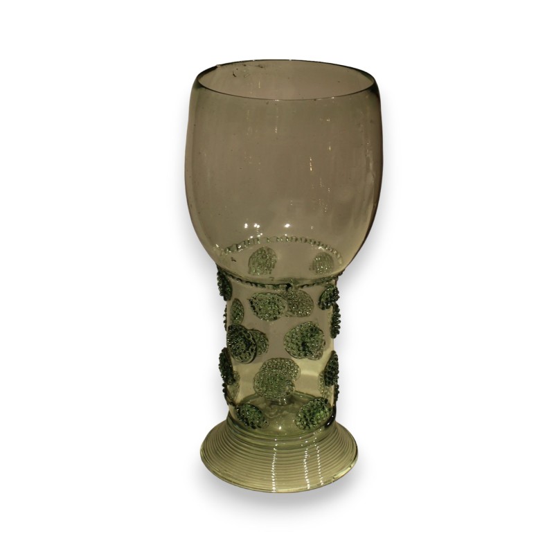 Roemer en verre vert à cabochons