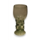 Roemer en verre vert à cabochons