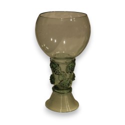 Roemer en verre vert à cabochons