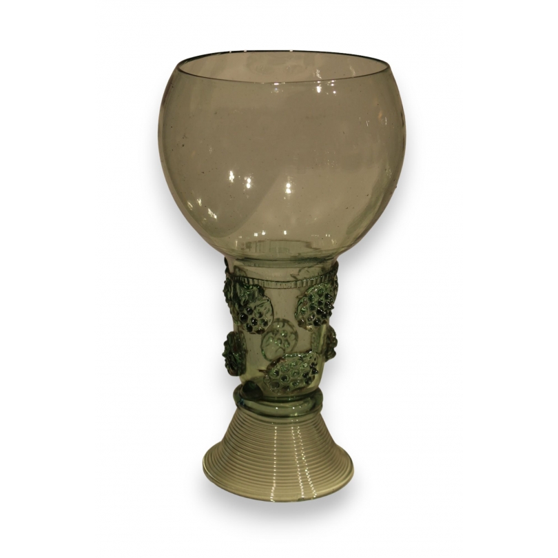 Roemer en verre vert à cabochons