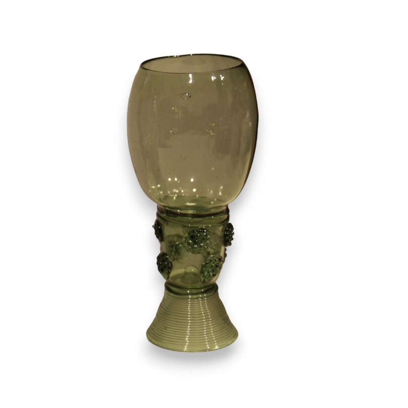 Roemer en verre vert à cabochons