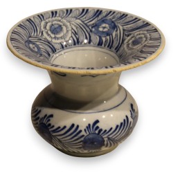 Vase bleu-blanc en faïence de Delft