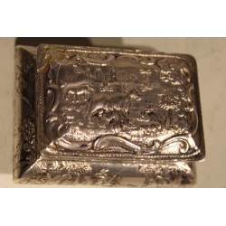 Boite en argent décor repoussé vache et paysage