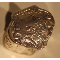 Boite en argent décor repoussé marin et colombes