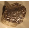 Boite en argent décor repoussé marin et colombes