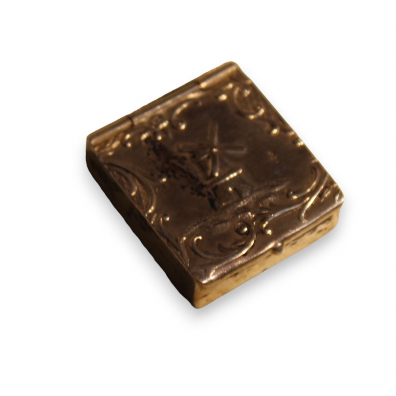 Boite à timbres en argent décor repoussé marine