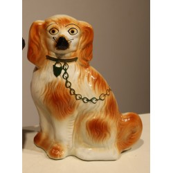 Paire de chiens en faïence de Staffordshire