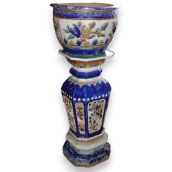 Cache-pot et colonne en faïence polychrome