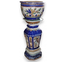 Cache-pot et colonne en faïence polychrome