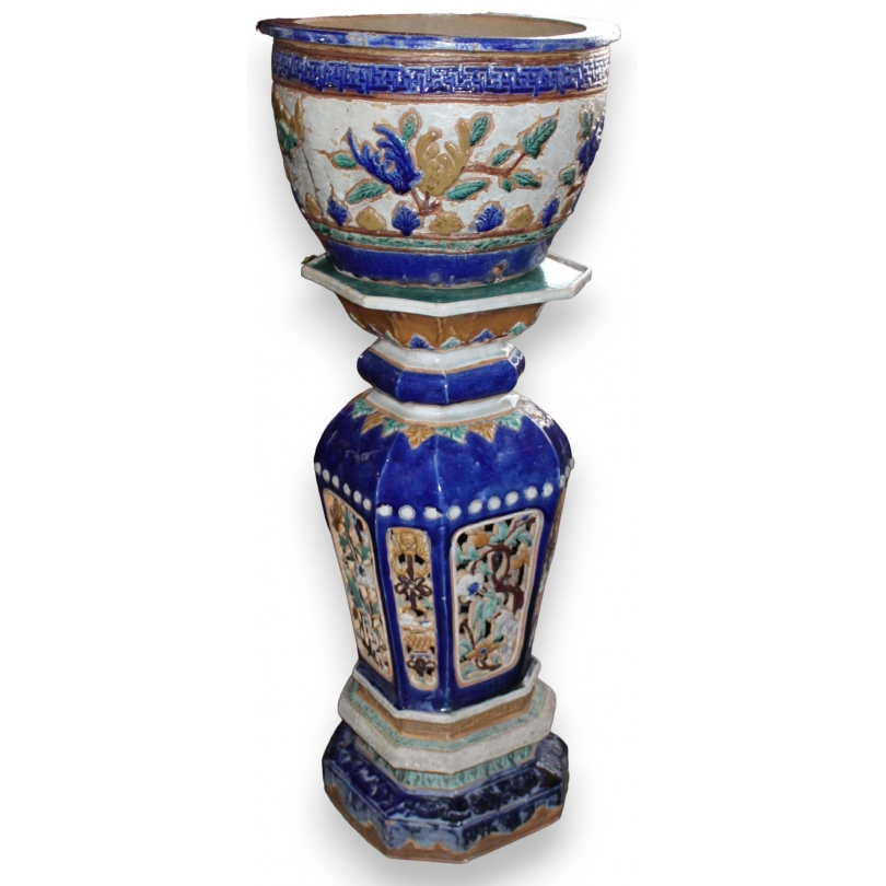 Cache-pot et colonne en faïence polychrome