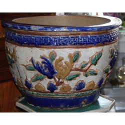 Cache-pot et colonne en faïence polychrome