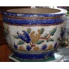 Cache-pot et colonne en faïence polychrome