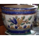Cache-pot et colonne en faïence polychrome