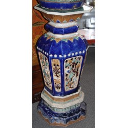 Cache-pot et colonne en faïence polychrome