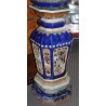 Cache-pot et colonne en faïence polychrome