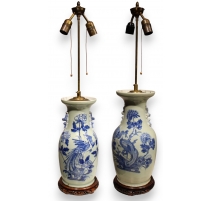 Paire de vases chinois bleu-blanc montés en lampes