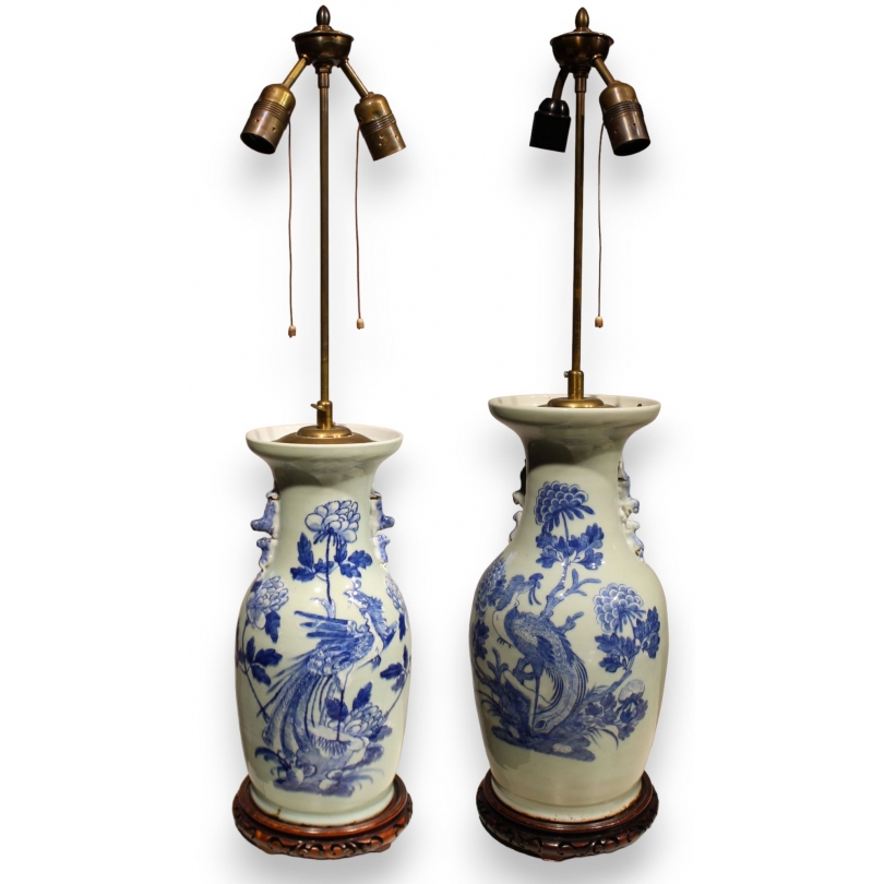 Paire de vases chinois bleu-blanc montés en lampes