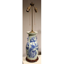 Paire de vases chinois bleu-blanc montés en lampes