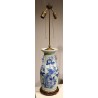 Paire de vases chinois bleu-blanc montés en lampes