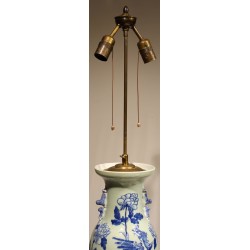 Paire de vases chinois bleu-blanc montés en lampes
