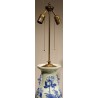 Paire de vases chinois bleu-blanc montés en lampes
