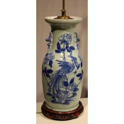 Paire de vases chinois bleu-blanc montés en lampes