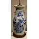 Paire de vases chinois bleu-blanc montés en lampes