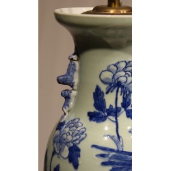Paire de vases chinois bleu-blanc montés en lampes